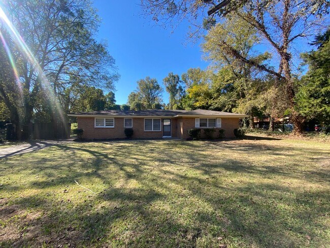 Building Photo - Completely Remodeled 3/2 in Prattville!
