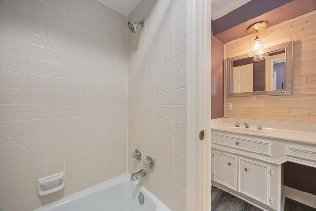 Building Photo - 11930 Carriage Hill Dr