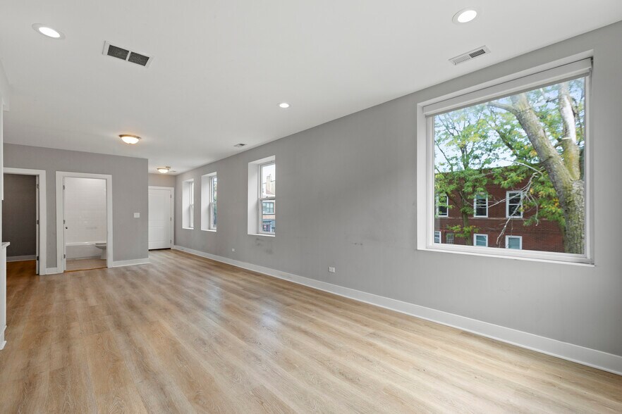 Building Photo - 3701 W Diversey Ave