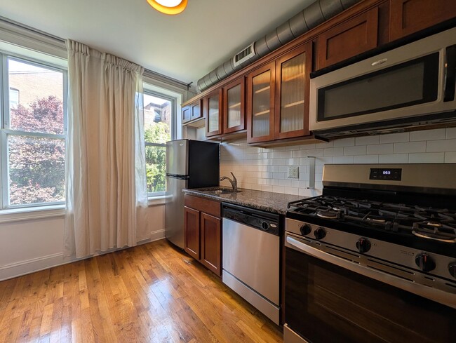 Building Photo - 208 6th St