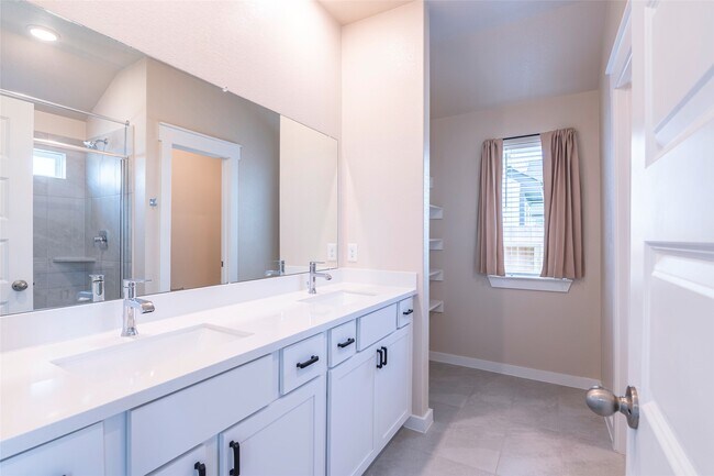 Building Photo - 4519 Pinehurst Trce Dr