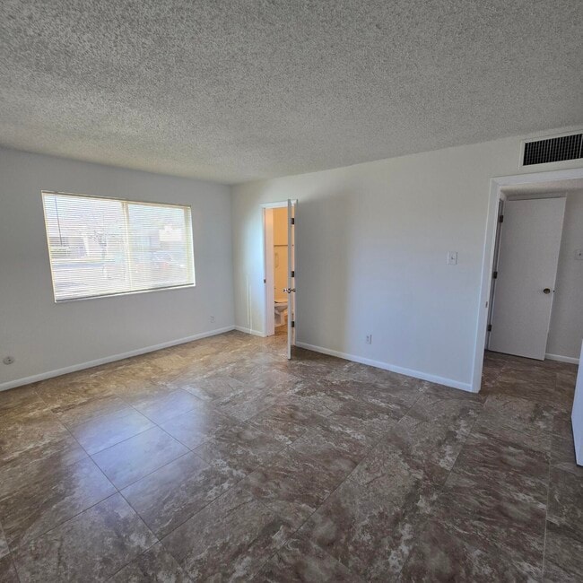 Building Photo - 1305 Rio Rancho Blvd SE