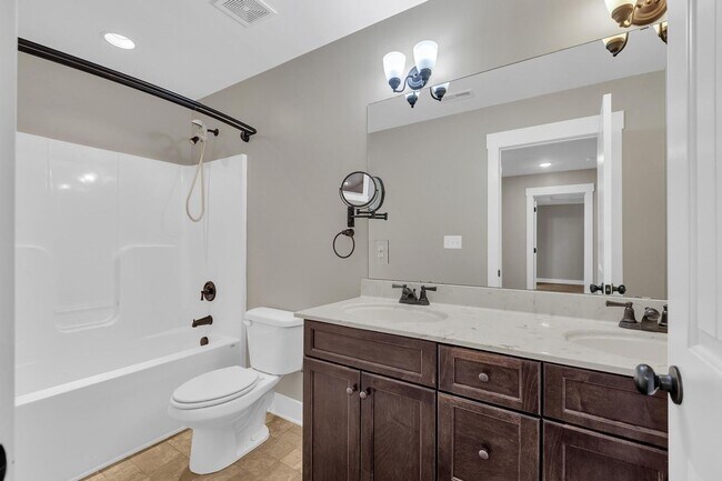 Building Photo - Large home in Swansboro School District