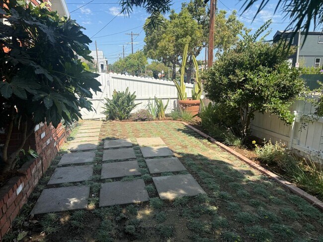 Building Photo - Spacious Silver Lake Charmer 2-bedroom, 1-...