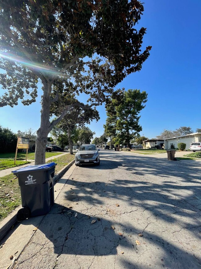 Building Photo - 540 W Elm Ave