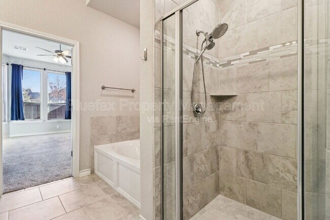 Building Photo - 10208 High Noon Dr