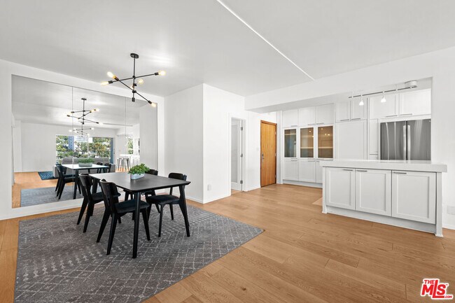 Building Photo - 838 N Doheny Dr