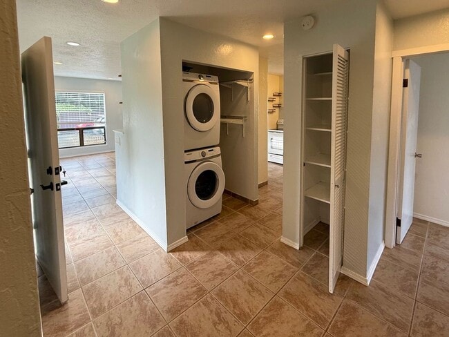 Building Photo - Unfurnished Single level home that's Pet friendly!