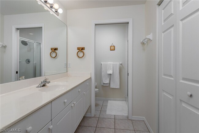 Building Photo - 3475 Lake Shore Dr