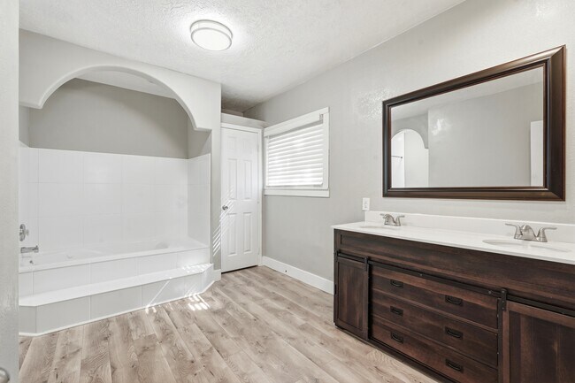 Building Photo - 582 4th St S