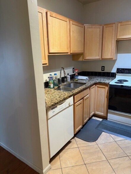 Building Photo - 3741 S Wayne Rd