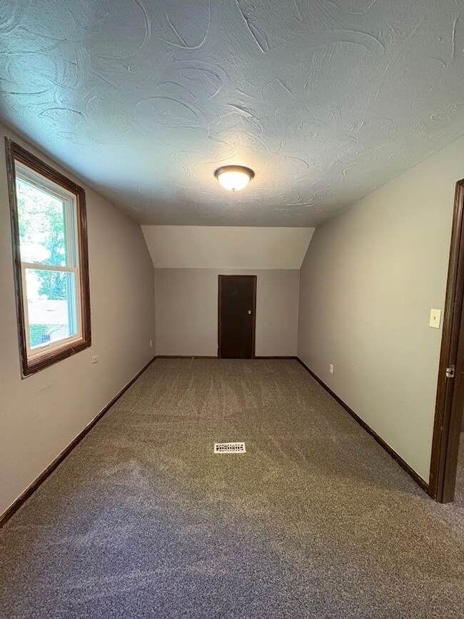 Building Photo - Three bedroom one bathroom home for rent