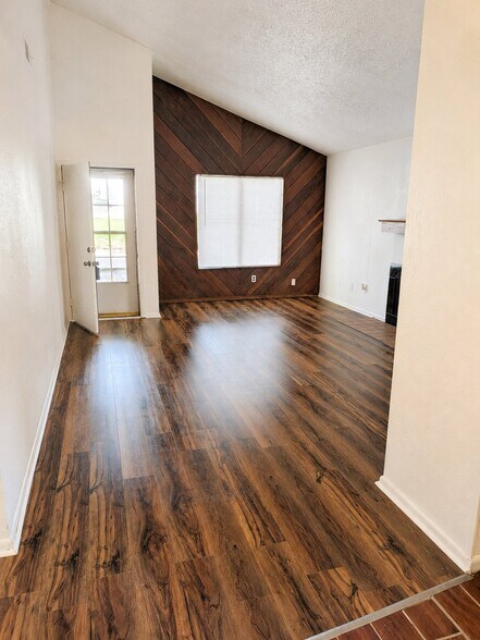 Building Photo - 2303 De Lee St
