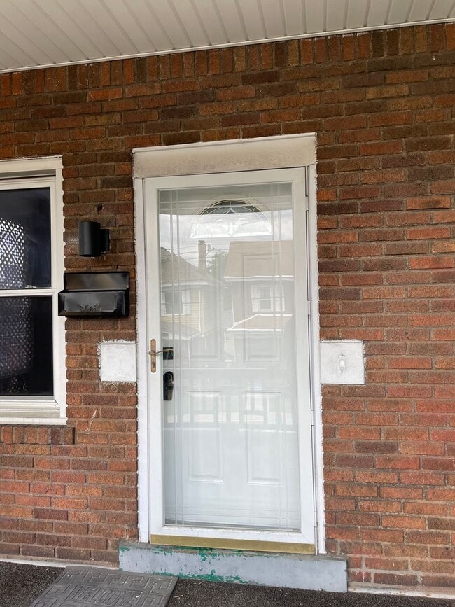 Building Photo - Available April 2026 - 2 Bedroom Home in Dormont w/ Central AC and Off-Street Parking Pad!