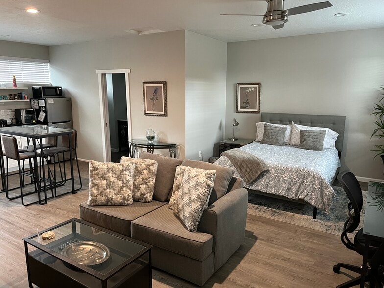 Building Photo - 241 E 36th St