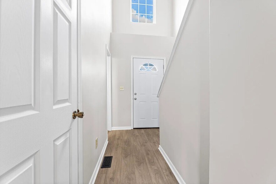 Building Photo - 328 Regency Ave
