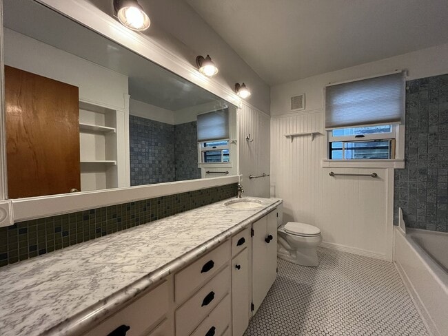 Building Photo - Large NW Portland Home Near Shops & Restaurants with Finished Basement & Bay Windows