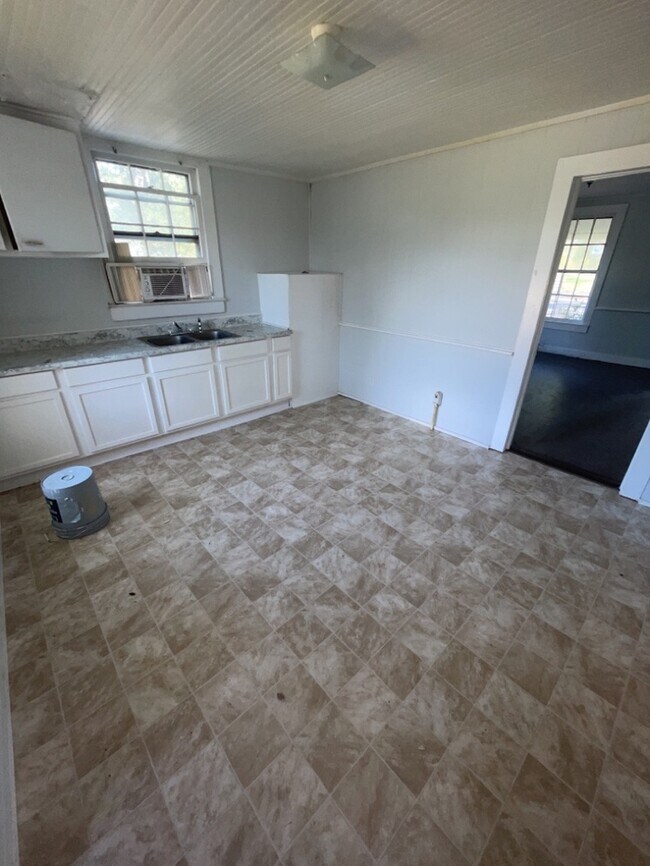 Building Photo - 2 Bedroom 1 Bathroom