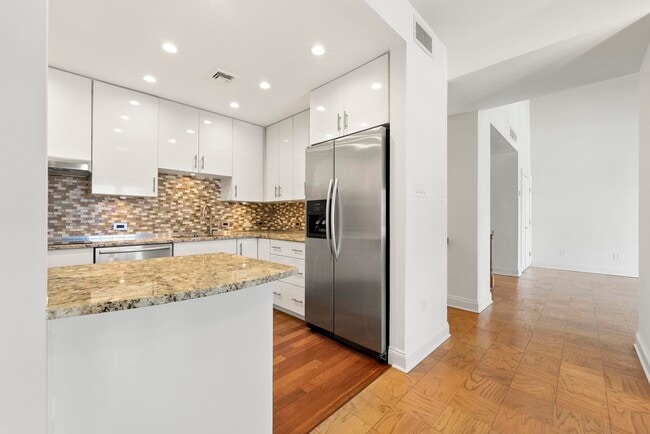 Building Photo - 200 Shearwater Ct W