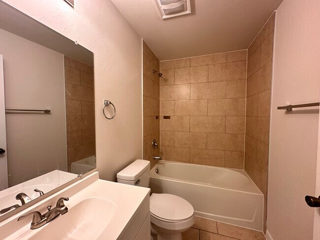 Building Photo - 137 SE 13th St