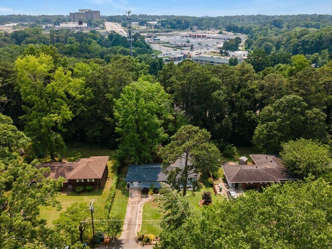 Building Photo - Charming 1950's Ranch w/ Modern Upgrades a...