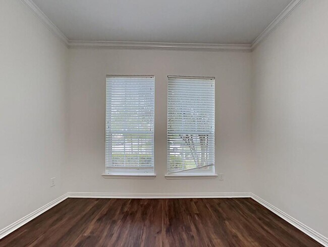 Building Photo - 2213 Oak Cir Dr N