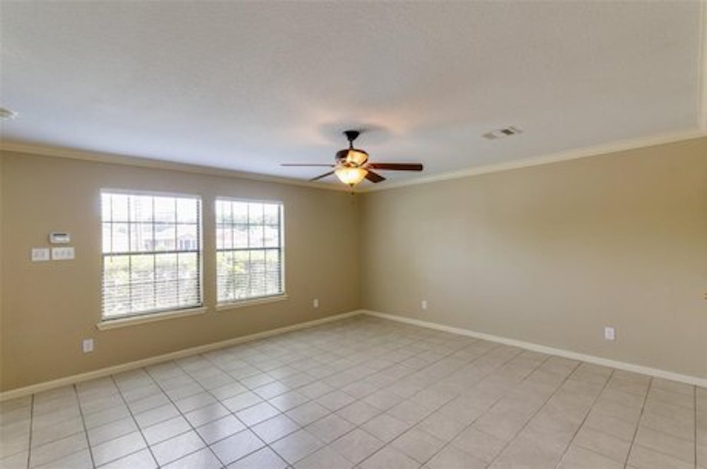 Living room - 521 E House St