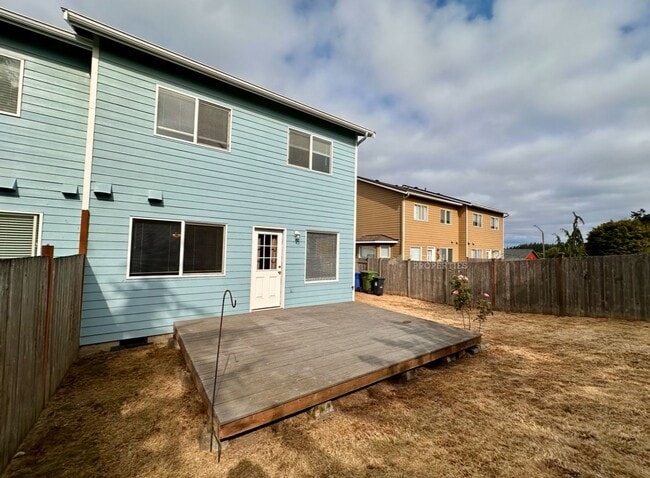 Building Photo - 944 NW Quarterdeck Loop