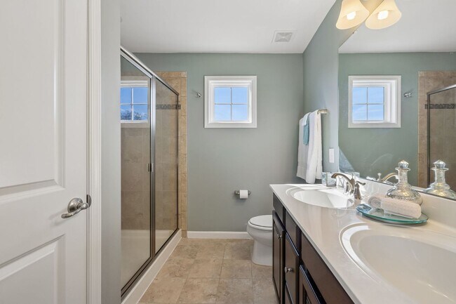 Building Photo - Charming and move-in ready 3-bedroom, 2.5-bath home