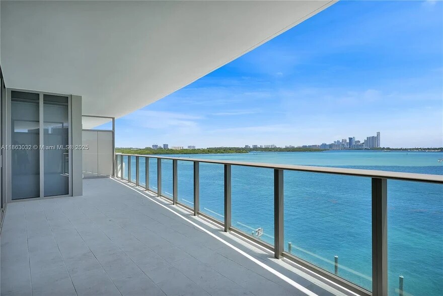 Building Photo - 1135 Bay Dr