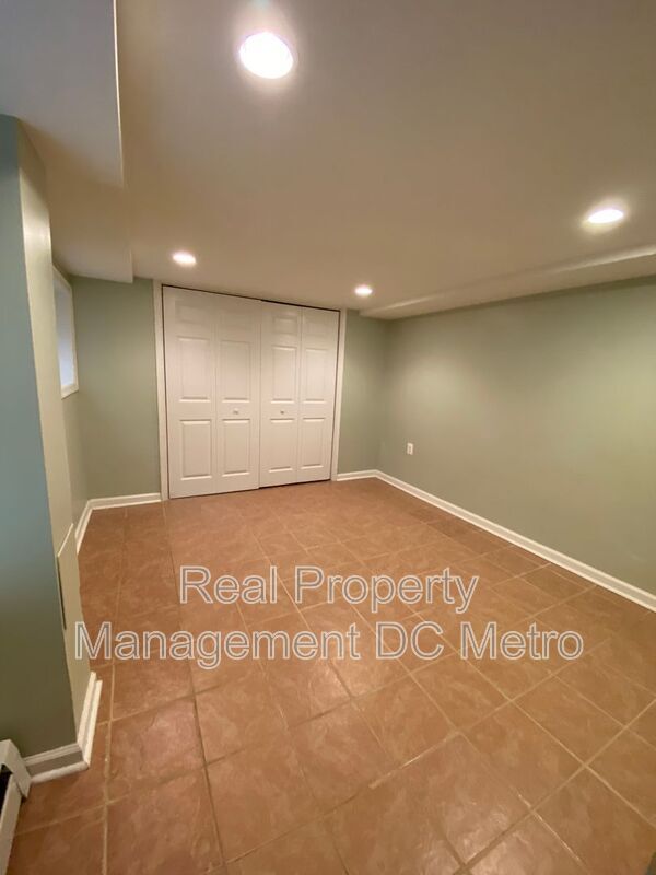 Building Photo - 813 10th St NE