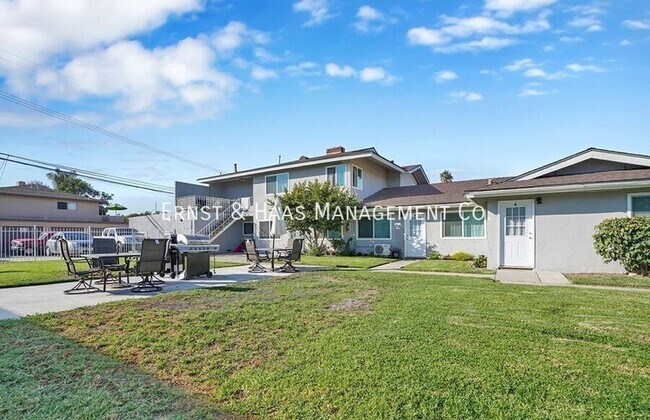 Building Photo - 17071 Oak Ln