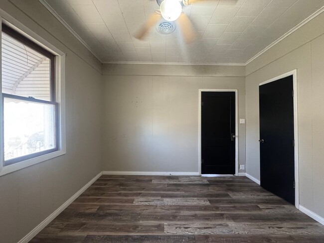 Building Photo - 2 Bedroom For Lease in Johnston City!