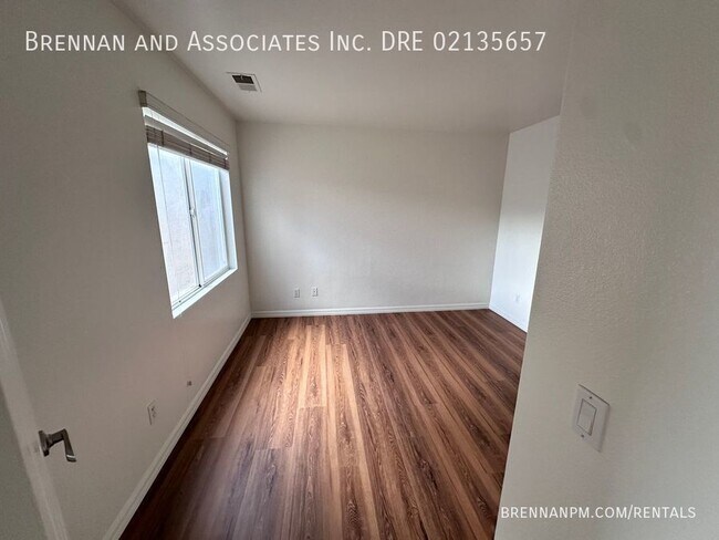 Building Photo - 3 bed, 2.5 bath Townhome, 2 Car Garage, Ea...