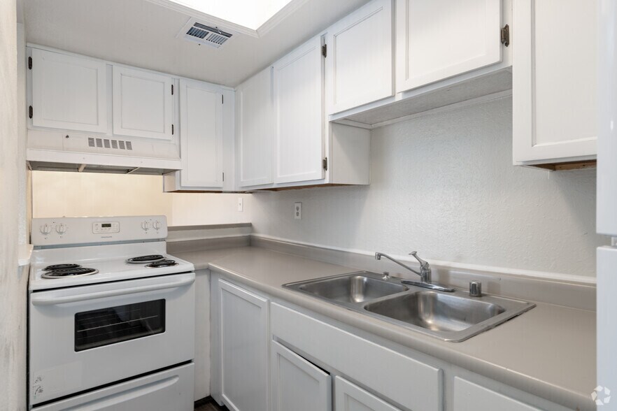 2BR, 1BA - 870SF - Kitchen - Paseo Park Apartments