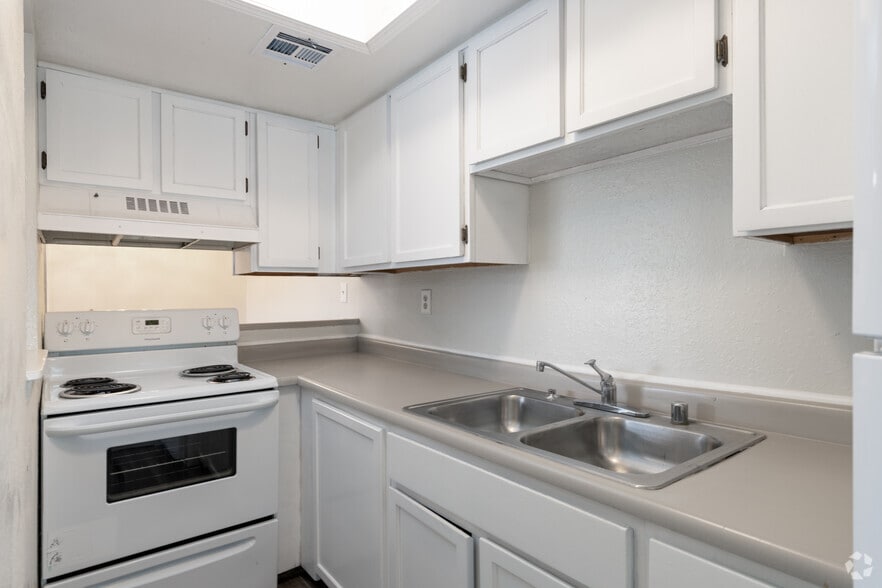 Primary Photo - Paseo Park Apartments