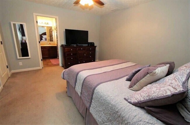 Building Photo - 3 Bed, 2 Bath + Office/Den with Fenced Yard in Lafayette