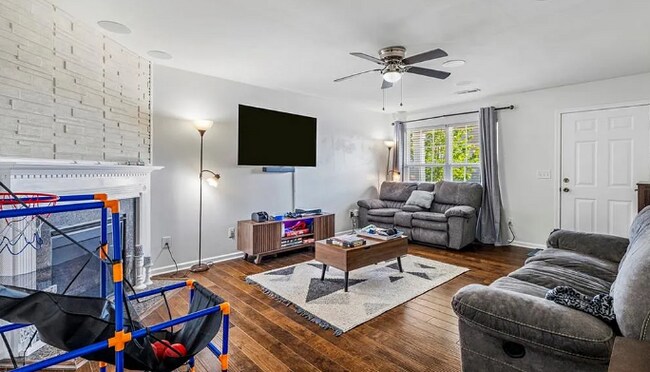 Building Photo - 4 Bedroom 3 Bath Pet Friendly Rental!
