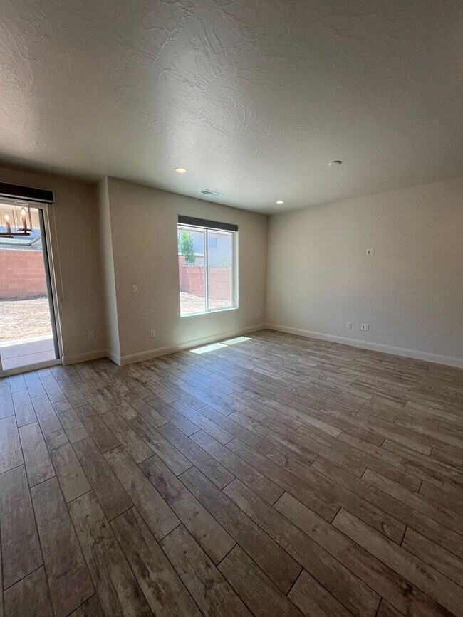 Building Photo - Stunning 5 bedroom, 2.5 bathroom home in d...