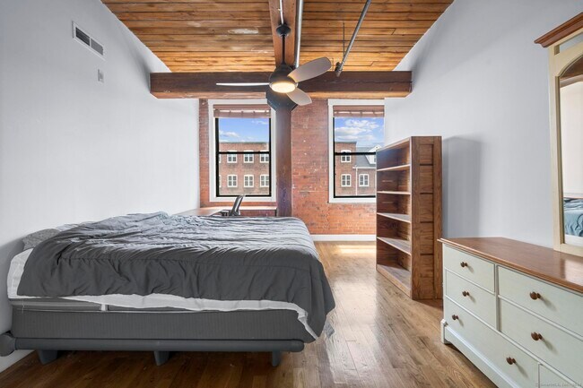 Building Photo - 145 Canal St E