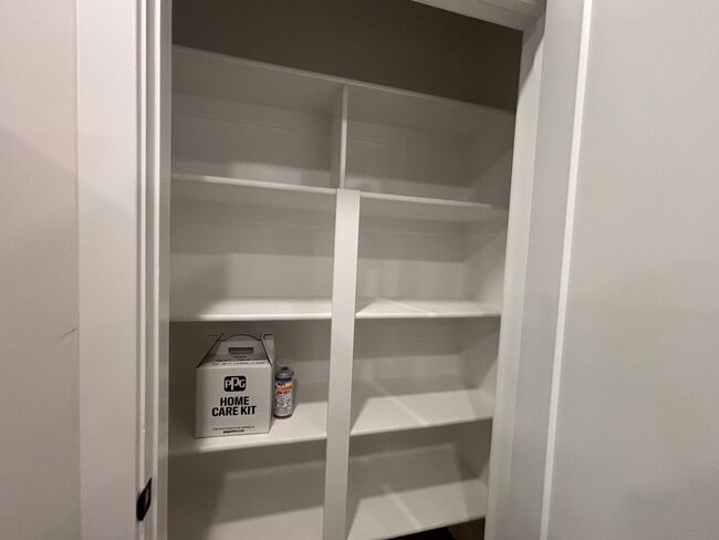 Building Photo - SINGLE LEVEL TOWNHOME FOR RENT!