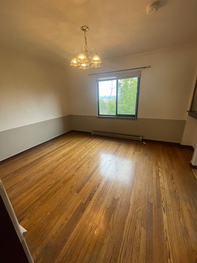 Building Photo - Two Bed One Bath with View