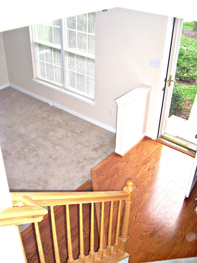 Building Photo - 3 BR / 1.5 BA Townhouse near Virginia Cent...