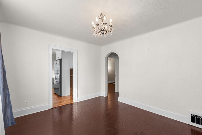 Building Photo - "Charming Brentwood house 2 bedrooms 1 Bathoom, Prime Location!"