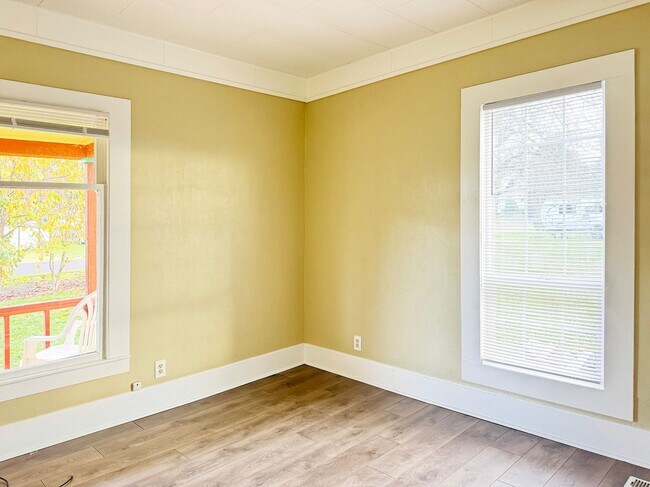 Building Photo - Darling 2 Bedroom Home in Hasley!