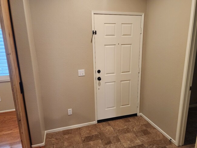 Building Photo - Murrieta 2 Bedroom Townhome + Office, Loft...