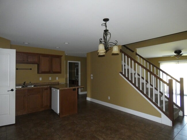 Building Photo - 627 N Edgemere Dr