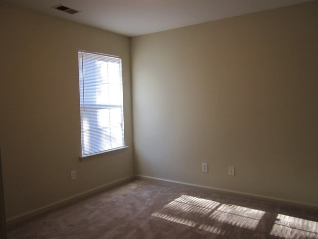 Building Photo - ALMOST NEW 4BEDROOM/3BATH HOME ON CORNER L...