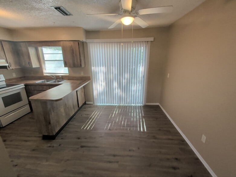 Building Photo - 2372 S Sandburg Pt