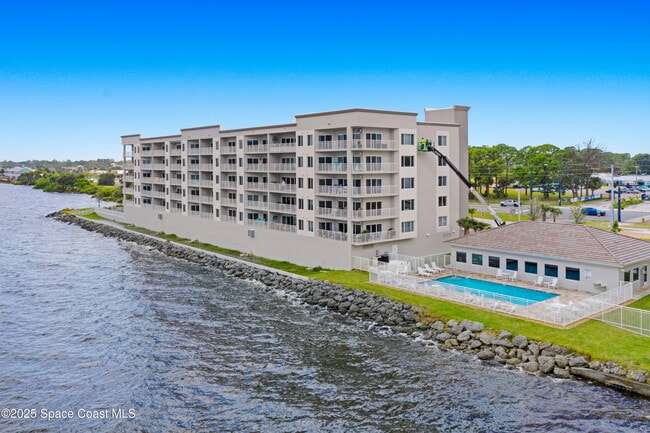 Building Photo - 1825 Riverside Dr